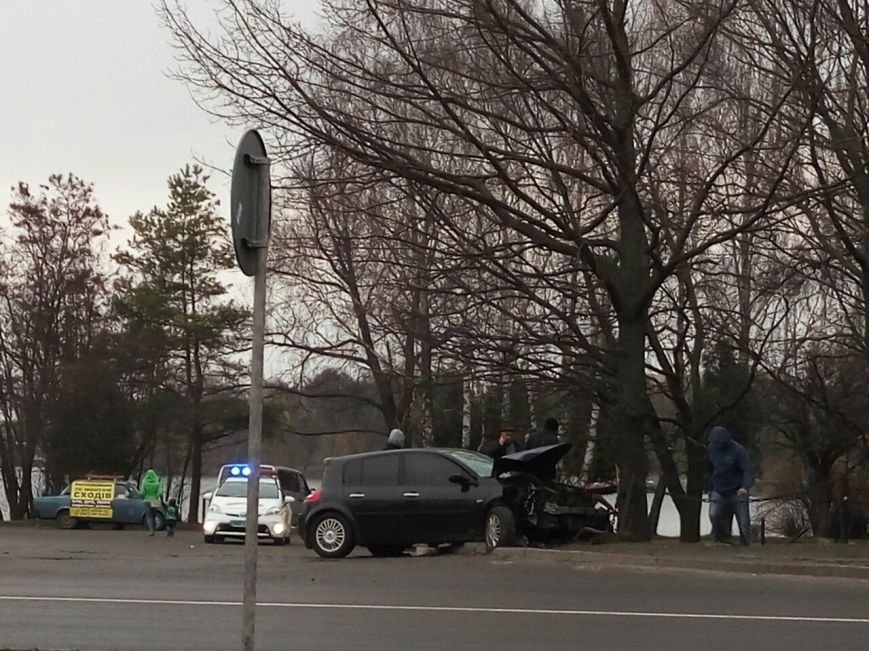 У Рівному аварія за участю одного автомобіля (фото) - фото 1 У Рівному аварія за участю одного автомобіля (фото) - фото 1