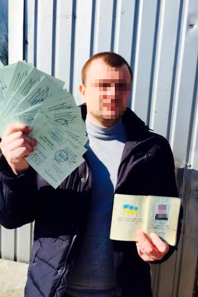В Луганском регионе задержана огромная партия фейковых водительских... В Луганском регионе задержана огромная партия фейковых водительских удостоверений (ФОТО) (фото) - фото 1