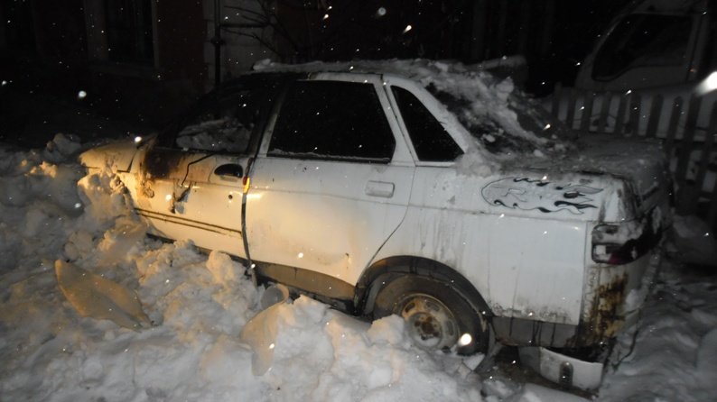 В Полевском сгорел очередной автомобиль (фотофакт) (фото) - фото 1 В Полевском сгорел очередной автомобиль (фотофакт) (фото) - фото 1
