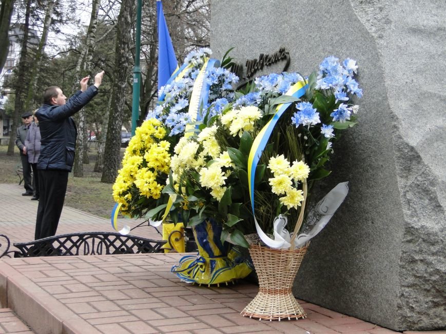 Хмельничани вийшли з квітами до пам’ятника Великого Кобзаря (Фото) (фото) - фото 1