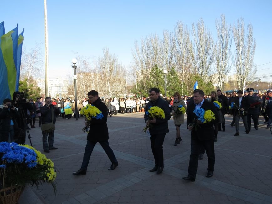 В Мариуполе читали стихи Шевченко и требовали выпустить из заточени... В Мариуполе читали стихи Шевченко и требовали выпустить из заточения Надежду Савченко (ФОТО+ВИДЕО) (фото) - фото 3
