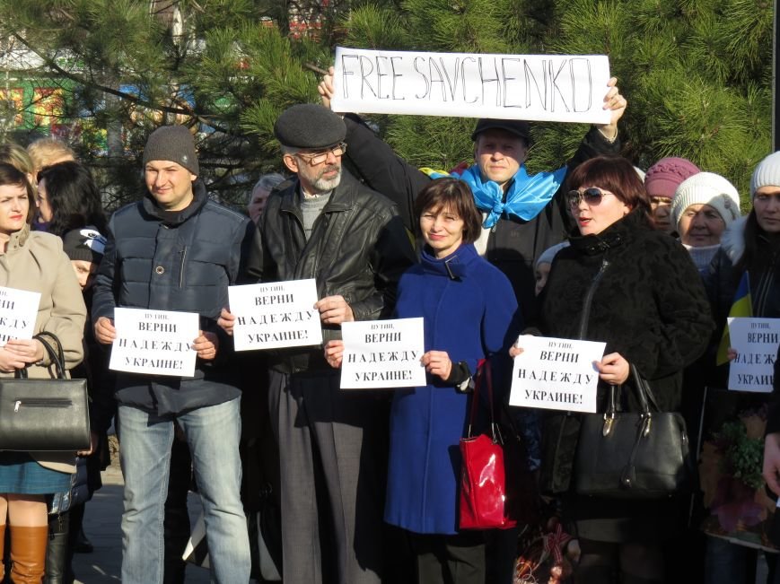 В Мариуполе читали стихи Шевченко и требовали выпустить из заточени... В Мариуполе читали стихи Шевченко и требовали выпустить из заточения Надежду Савченко (ФОТО+ВИДЕО) (фото) - фото 4