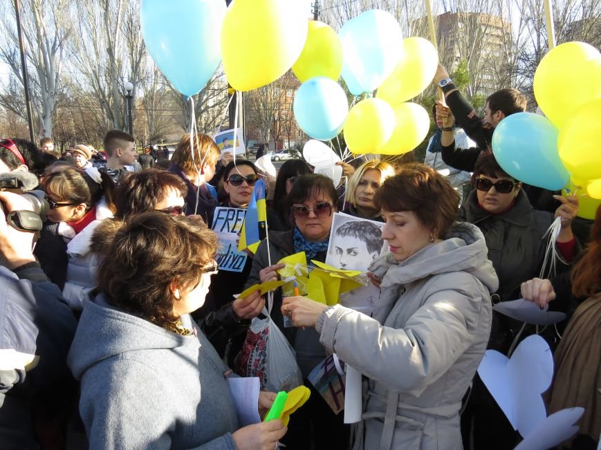 В Мариуполе читали стихи Шевченко и требовали выпустить из заточени... В Мариуполе читали стихи Шевченко и требовали выпустить из заточения Надежду Савченко (ФОТО+ВИДЕО) (фото) - фото 6