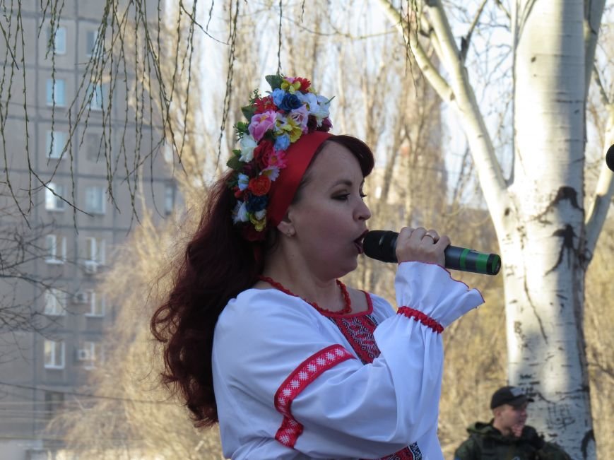 В Мариуполе читали стихи Шевченко и требовали выпустить из заточени... В Мариуполе читали стихи Шевченко и требовали выпустить из заточения Надежду Савченко (ФОТО+ВИДЕО) (фото) - фото 2