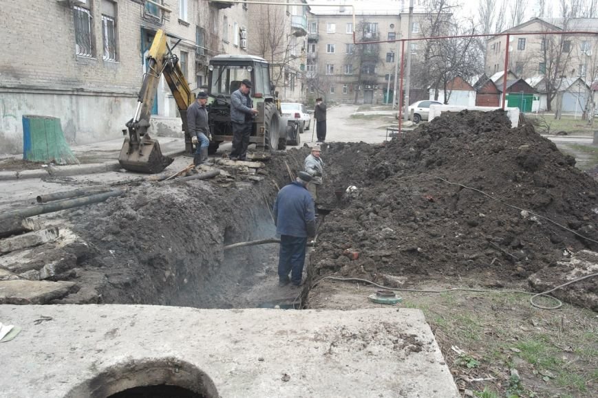В центре Красноармейска КП «Красноармейсктеплосеть» выполняет ремонтные работы (фото) - фото 4 В центре Красноармейска КП «Красноармейсктеплосеть» выполняет ремонтные работы (фото) - фото 4