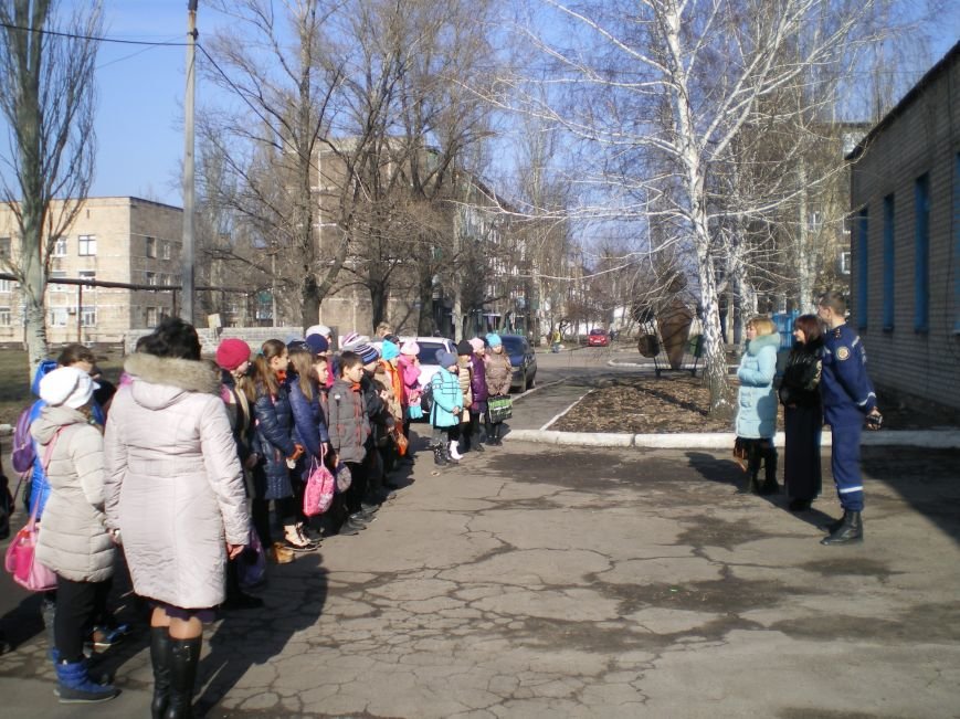 Школьники Димитрова побывали в гостях у спасателей (фото) - фото 3 Школьники Димитрова побывали в гостях у спасателей (фото) - фото 3