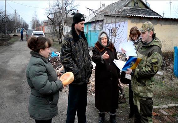 Начальник полиции Красноармейского района вчера в Карловке обсудил с местными жителями проблемы мародерства в прифронтовой зоне (фото) - фото 4 Начальник полиции Красноармейского района вчера в Карловке обсудил с местными жителями проблемы мародерства в прифронтовой зоне (фото) - фото 4