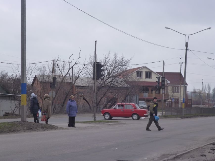 Красноармейск решили сделать патриотичнее: начали с фонарных столбов (фото) - фото 2 Красноармейск решили сделать патриотичнее: начали с фонарных столбов (фото) - фото 2