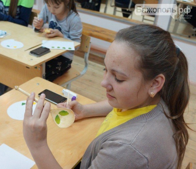 «В русской ложке сила наша» - мастер-класс творческого проекта «Гор... «В русской ложке сила наша» - мастер-класс творческого проекта «Горница» (фоторепортаж) (фото) - фото 1