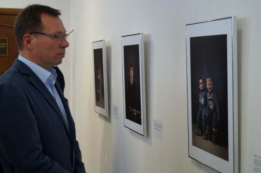 В Белгороде открылась посвящённая детям с аутизмом фотовыставка «Ил... В Белгороде открылась посвящённая детям с аутизмом фотовыставка «Иллюминатор» (фото) - фото 3