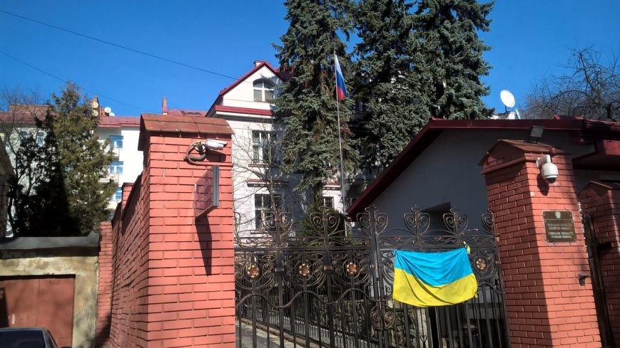 На російсьскому консульстві у Львові знову замайорів російський три... На російсьскому консульстві у Львові знову замайорів російський триколор (ФОТО) (фото) - фото 1
