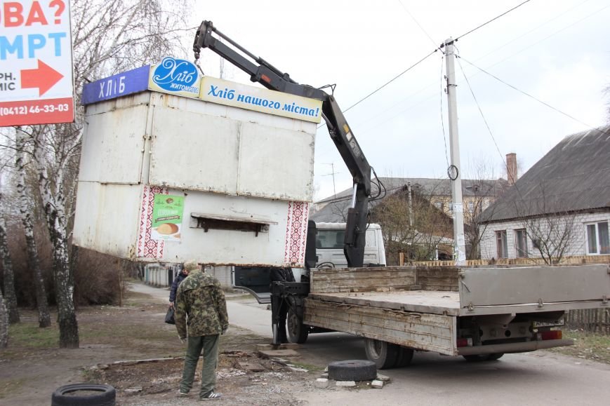 В Житомире демонтировано два хлебных киоска их владельцем, фото-2 В Житомире демонтировано два хлебных киоска их владельцем, фото-2