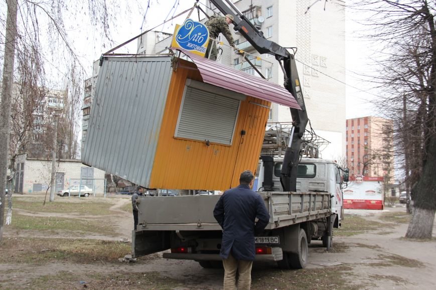 В Житомире демонтировано два хлебных киоска их владельцем, фото-1 В Житомире демонтировано два хлебных киоска их владельцем, фото-1