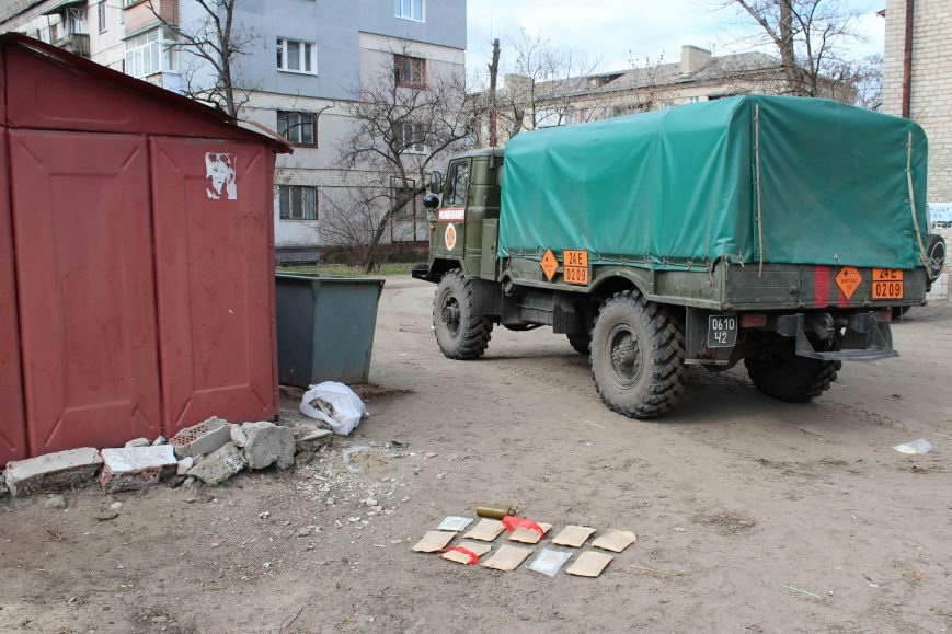 В Северодонецке найдены взрывоопасные предметы около мусорного бака... В Северодонецке найдены взрывоопасные предметы около мусорного бака (ФОТО) (фото) - фото 1