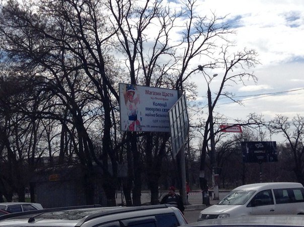 В Николаеве сильный ветер погнул билборд (фото) - фото 1