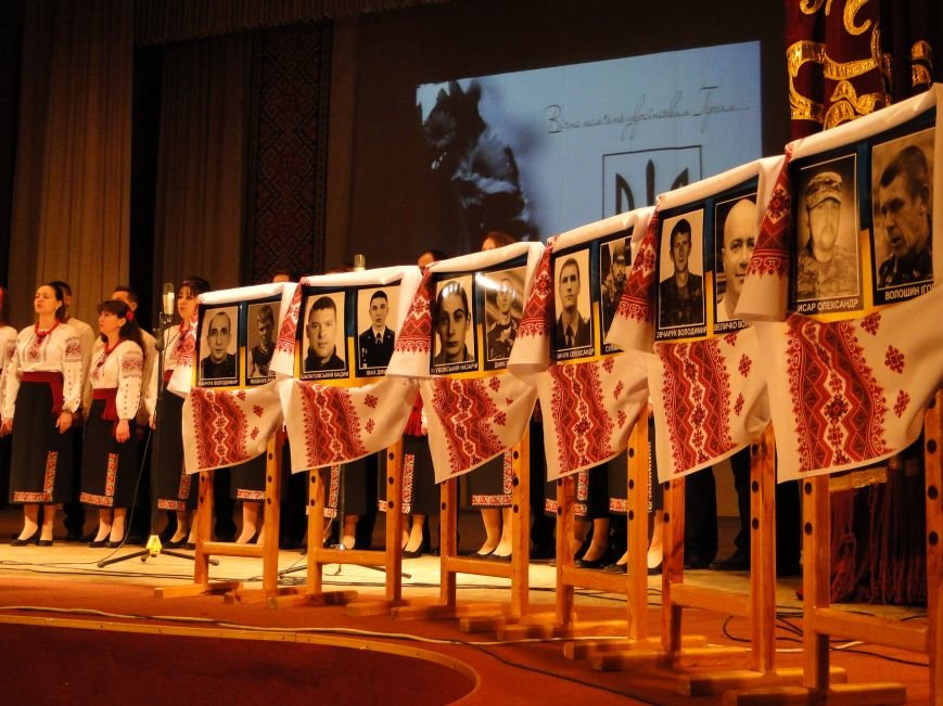 У Хмельницькому сім’ї загиблих учасників Революції Гідності та АТО нагородили Почесними відзнаками (Фото, Відео) (фото) - фото 1