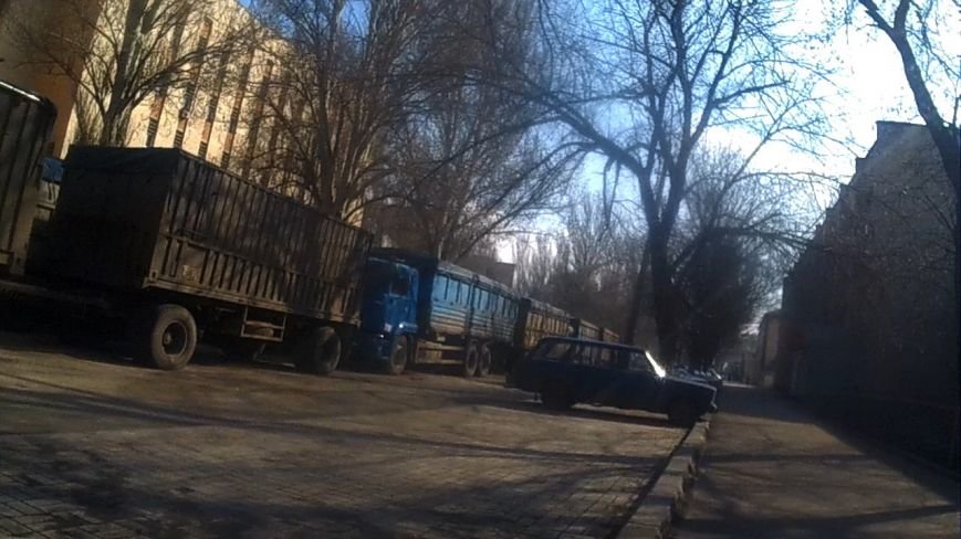 В центр Донецка под усиленной охраной прибыло около двадцати груженых КамАЗов (фото) - фото 1 В центр Донецка под усиленной охраной прибыло около двадцати груженых КамАЗов (фото) - фото 1