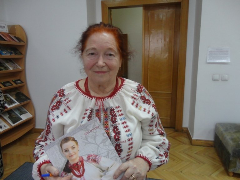Вишиті скарби Прикарпаття: презентація альбомів Ірини Свйонтек та Дарії Петречко (фоторепортаж) (фото) - фото 3 Вишиті скарби Прикарпаття: презентація альбомів Ірини Свйонтек та Дарії Петречко (фоторепортаж) (фото) - фото 3