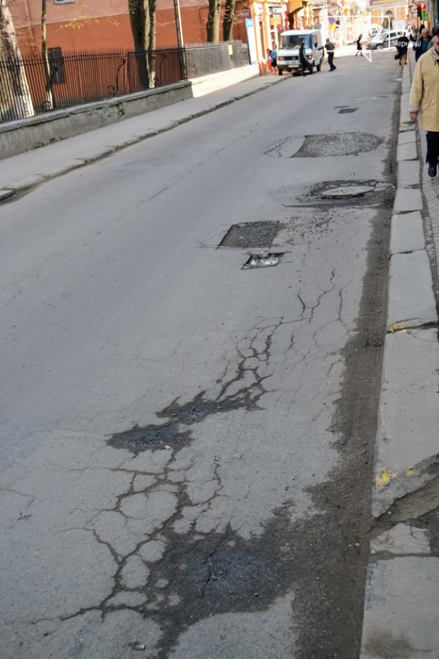 І знову про дороги: вулиця Руська потребує ремонту (фото) - фото 1