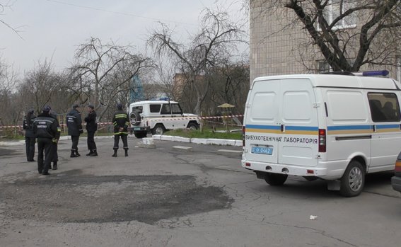 У Рівному на дитячому майданчику виявили гранату (ФОТО. ВІДЕО) (фот... У Рівному на дитячому майданчику виявили гранату (ФОТО. ВІДЕО) (фото) - фото 2
