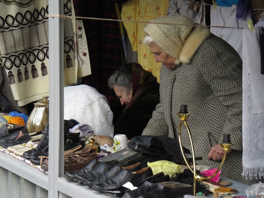 В Мариуполе торговцы "блошиного" рынка потребовали изгнать..., фото-2 В Мариуполе торговцы "блошиного" рынка потребовали изгнать с трамвайного кольца конкурентов (ФОТО+ВИДЕО), фото-2