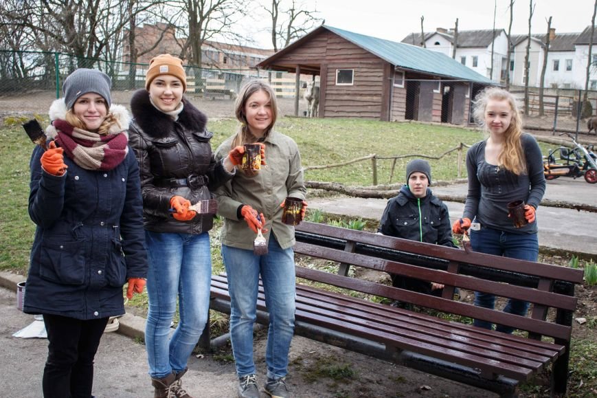 Молодь Рівного готувала зоопарк до відкриття сезону, фото-3 Молодь Рівного готувала зоопарк до відкриття сезону, фото-3