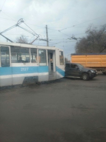 В Николаеве трамвай врезался в пикап (фото) - фото 1