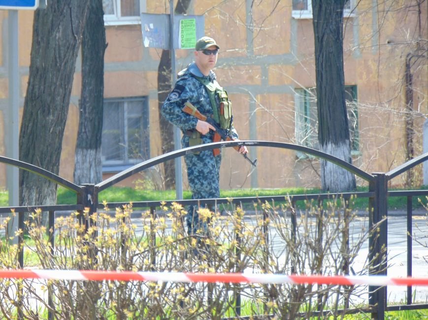 В мариупольской школе обезвреживали взрывоопасный предмет (ФОТО+ВИД... В мариупольской школе обезвреживали взрывоопасный предмет (ФОТО+ВИДЕО) (фото) - фото 3