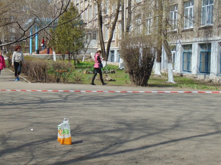 В мариупольской школе обезвреживали взрывоопасный предмет (ФОТО+ВИД... В мариупольской школе обезвреживали взрывоопасный предмет (ФОТО+ВИДЕО) (фото) - фото 2