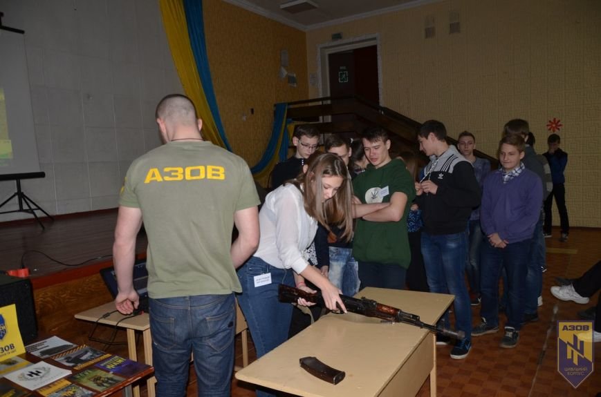 В Северодонецке состоялись уроки мужества для учащейся молодежи (ФОТО) (фото) - фото 1 В Северодонецке состоялись уроки мужества для учащейся молодежи (ФОТО) (фото) - фото 1