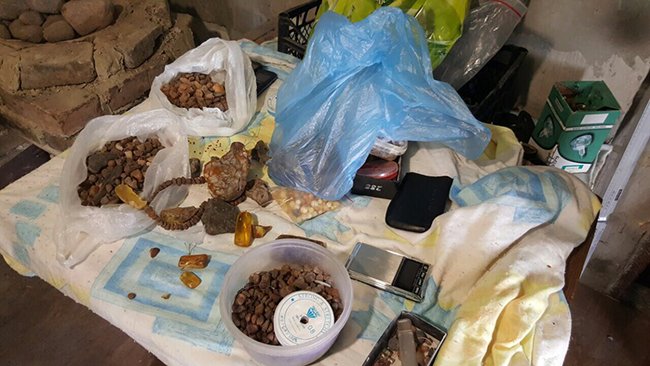 На Рівненщині викрили правоохоронців, які «кришували» бурштин, фото-2 На Рівненщині викрили правоохоронців, які «кришували» бурштин, фото-2