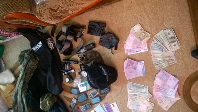 На Рівненщині викрили правоохоронців, які «кришували» бурштин, фото-1 На Рівненщині викрили правоохоронців, які «кришували» бурштин, фото-1