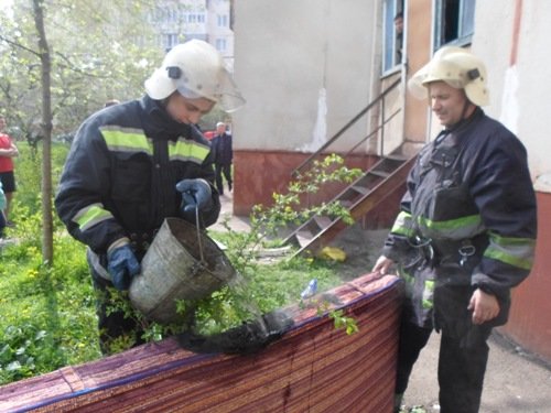 На Рівненщині вогнеборці не допустили знищення вогнем житлової квар... На Рівненщині вогнеборці не допустили знищення вогнем житлової квартири (фото) - фото 1
