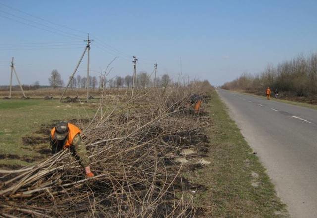 Рівненські шляховики прибирають автодороги та перевіряють з..., фото-1 Рівненські шляховики прибирають автодороги та перевіряють залізничні переїзди, фото-1