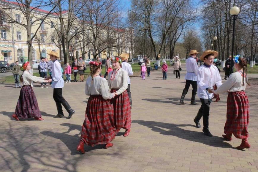 «Полька», «Лявоніха» і «Кадрыля». Як палачане і госці горада далуча... «Полька», «Лявоніха» і «Кадрыля». Як палачане і госці горада далучаліся да беларускага фальклору. (фото) - фото 1