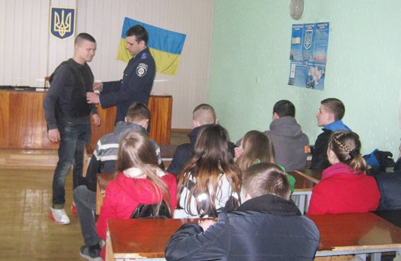 На Рівненщині школярам уроки провели у відділені поліції (фото) - ф... На Рівненщині школярам уроки провели у відділені поліції (фото) - фото 1