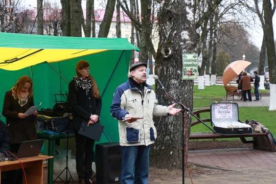Флешмоб, кнігі з чамадана, літаратурная латарэя. Як палачане сталі... Флешмоб, кнігі з чамадана, літаратурная латарэя. Як палачане сталі ўдзельнікамі «Паэтычнага open-air» (фото) - фото 5