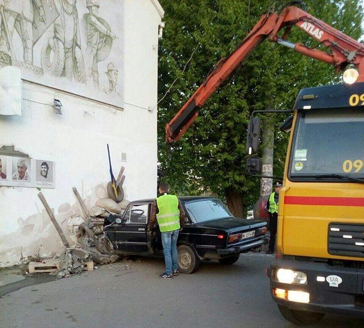 У Рівному знайшли водія,який протаранив стелу Героям Небесн..., фото-1 У Рівному знайшли водія,який протаранив стелу Героям Небесної Сотні, фото-1