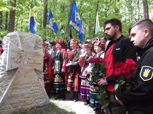 На Черкащині вшанування героїв Холодного Яру об’єднали патріотів (Ф... На Черкащині вшанування героїв Холодного Яру об’єднали патріотів (ФОТО) (фото) - фото 2