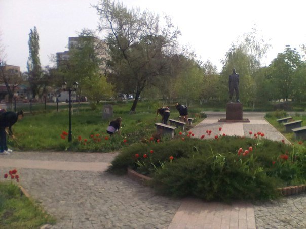 Первомайские студенты навели порядок у мемориального комплекса ликвидаторов аварии на ЧАЭС (фото) - фото 2 Первомайские студенты навели порядок у мемориального комплекса ликвидаторов аварии на ЧАЭС (фото) - фото 2