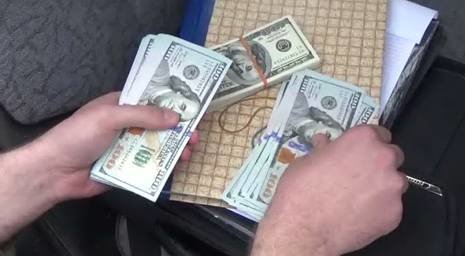 В Донецкой области на взятке в 12 тысяч долларов погорел депутат горсовета (ФОТО, ВИДЕО) (фото) - фото 1 В Донецкой области на взятке в 12 тысяч долларов погорел депутат горсовета (ФОТО, ВИДЕО) (фото) - фото 1