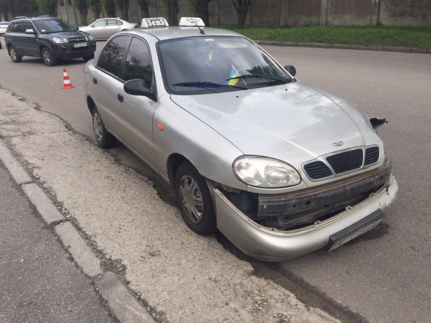 BMW столкнулся с такси DAEWOO Lanos, а Kia Rio сбила мужчину (фото)... BMW столкнулся с такси DAEWOO Lanos, а Kia Rio сбила мужчину (фото) - фото 1