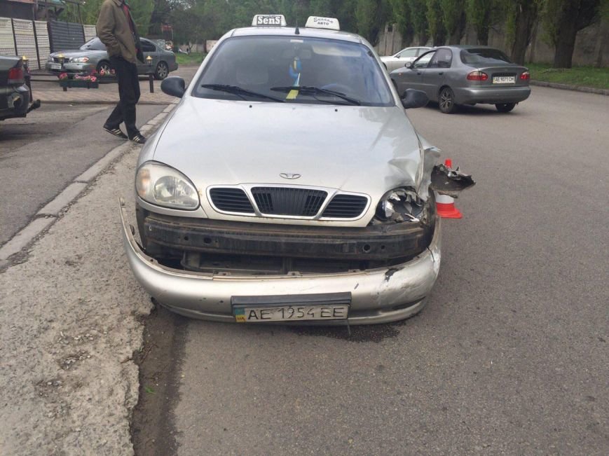 BMW столкнулся с такси DAEWOO Lanos, а Kia Rio сбила мужчину (фото)... BMW столкнулся с такси DAEWOO Lanos, а Kia Rio сбила мужчину (фото) - фото 4