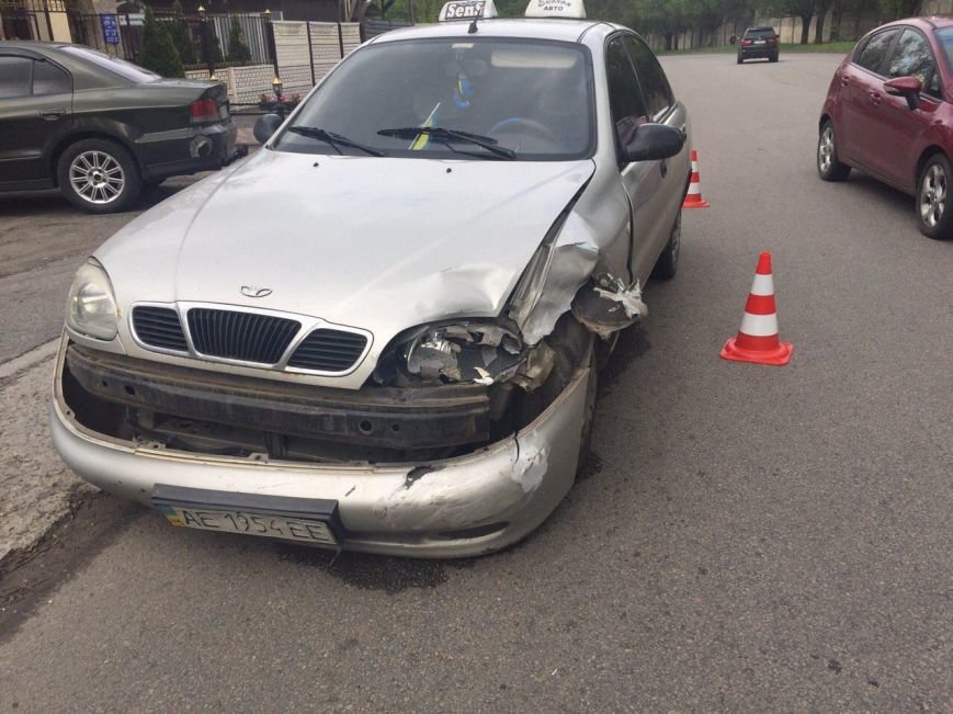 BMW столкнулся с такси DAEWOO Lanos, а Kia Rio сбила мужчину (фото)... BMW столкнулся с такси DAEWOO Lanos, а Kia Rio сбила мужчину (фото) - фото 3