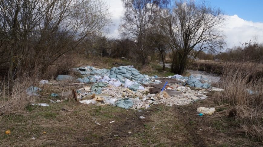 На месте будущей поликлиники в Славянке обнаружили свалку со строительным мусором, фото-2