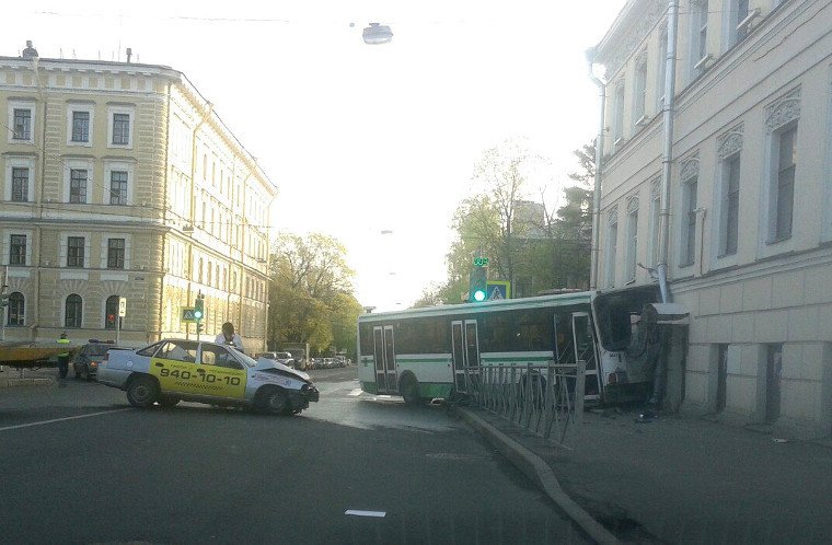 В Пушкине автобус №378 протаранил такси и стену кафе, трое пострадали, фото-3