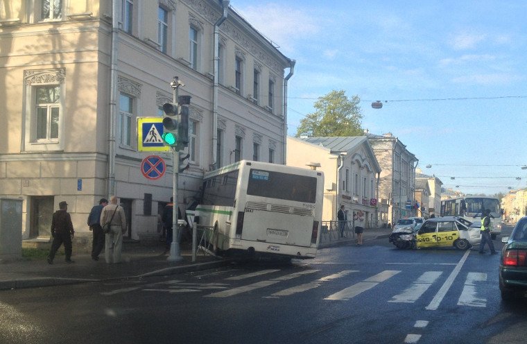 В Пушкине автобус №378 протаранил такси и стену кафе, трое пострадали, фото-2