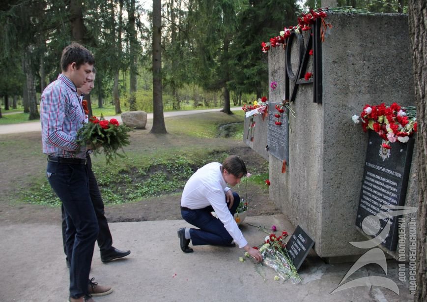 К мемориалу истребительным батальонам в Пушкине возложили "Гирлянду славы", фото-4