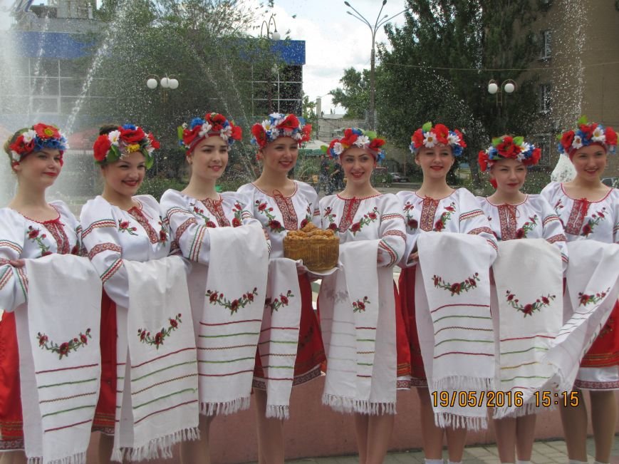 Мелитопольские школьники украсили главную площадь украински..., фото-1 Мелитопольские школьники украсили главную площадь украинскими орнаментами, фото-1