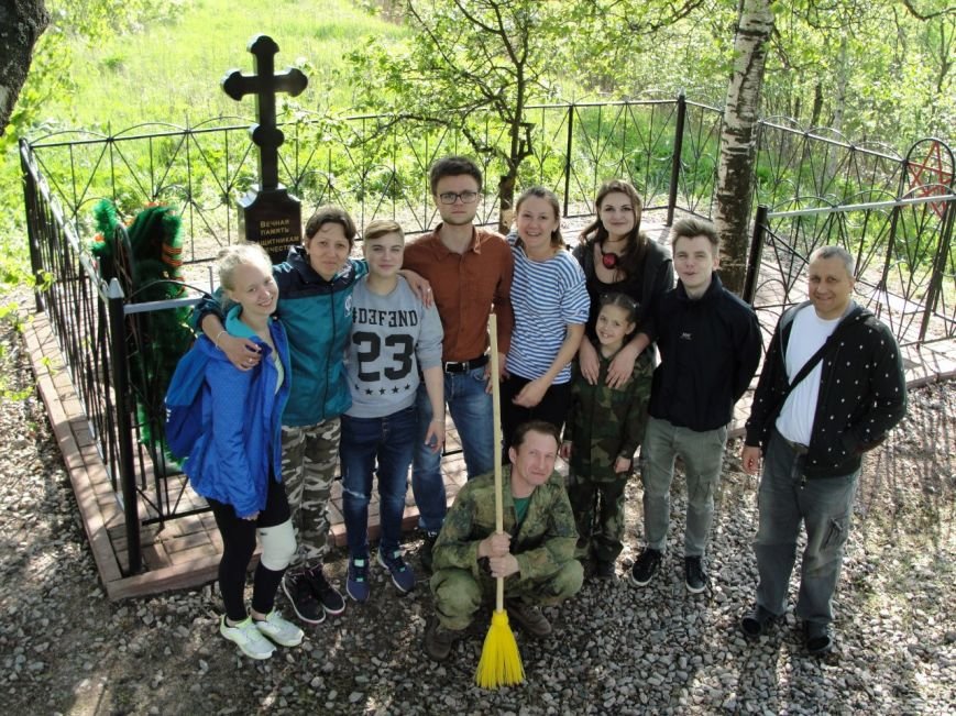 Активисты провели субботник на территории братского захоронения "Ручей Безымянный" в Пушкинском районе, фото-6